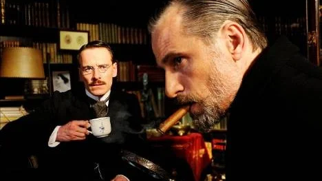 Viggo Mortensen gör en blossande bra Freudgestaltning. Till vänster Michael Fassbender.