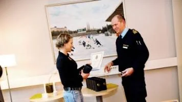 Fia Askström fick pris av Tomas Eriksson från polisen.