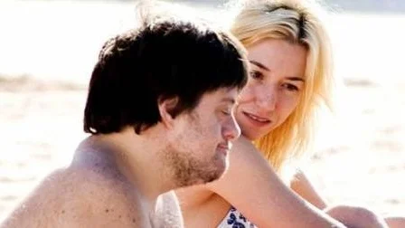 Pablo Pinedas Daniel och Lola Dueñas Laura blir innerliga vänner, trots många olikheter i Yo tambien. Men Daniel vill mer.