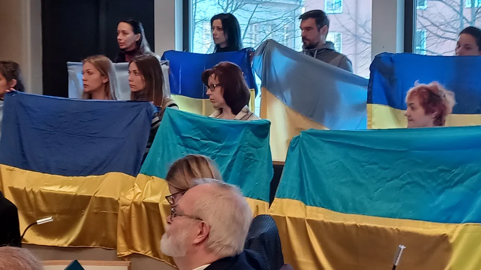 Medlemmar från ukrainska föreningen på fullmäktiges möte i Norrköping. 