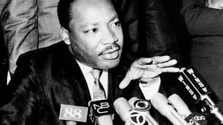 Martin Luther King uppnådde det han uppnådde med fredligt motstånd och är en inspirationskälla även i dag.
