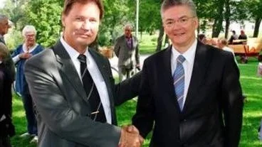 Bengt-Olof Eriksson skakar hand med Jean-Marie Van Bol.