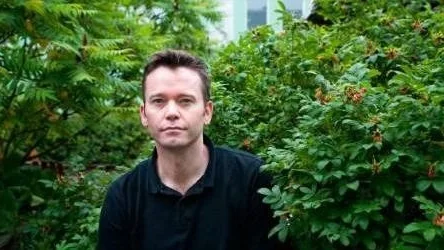 Forskaren Christian Christensen använder gärna Twitter men är noga med vad han väljer att göra offentligt.