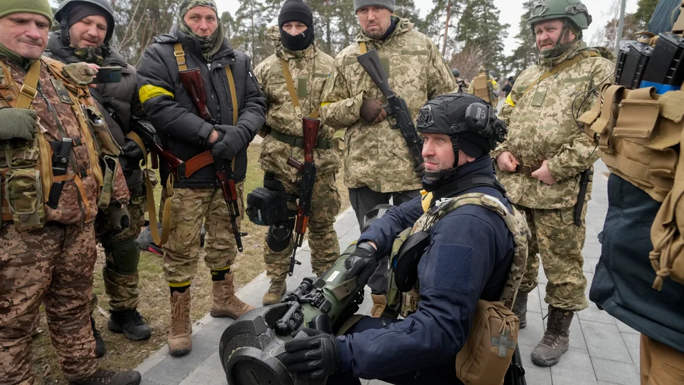 Soldater ur det ukrainska försvaret utbildas för att använda pansarvärnsroboten NLAW utanför Kiev.