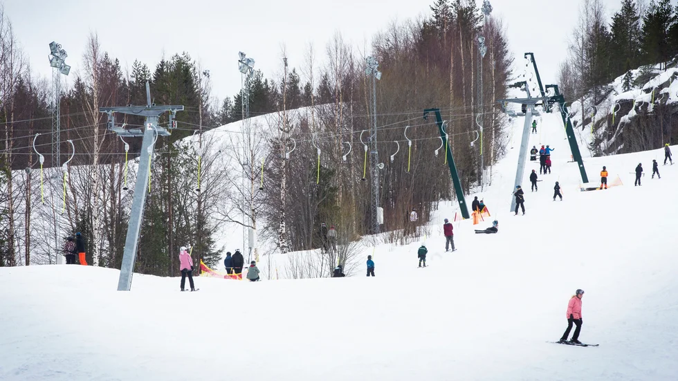 Kanisbacken erbjuder utförsåkning i flera olika nedfarter och svårighetersgrader, men tyvärr sköter sig inte skidåkarna i liften vilket leder till höga kostnader. (Arkivbild)