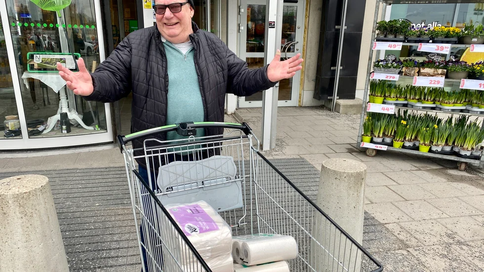 "Jag har ingen aning om vad det här kostade, 500 kanske!" säger Torbjörn Larsson, som fyllde kundvagnen utan en tanke på stigande matpriser.