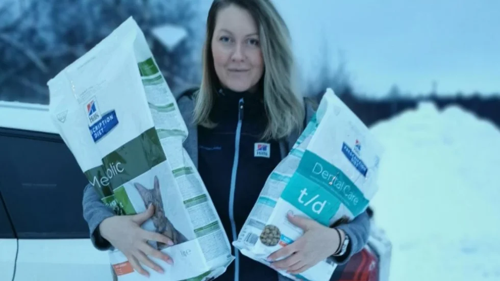 Petra Lindströms arbetsplats har skänkt djurfoder till ukrainska flyktingar.