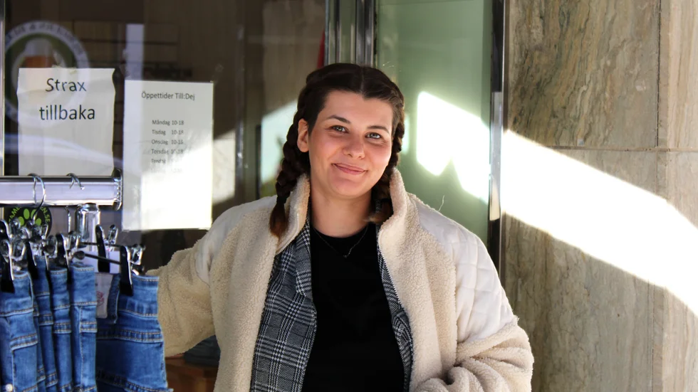 "Kommunen måste hjälpa oss som jobbar i handeln. Det är redan svårt efter pandemin och det är inte rimligt att jag, som bidrar till att folk cirkulerar på stan, ska behöva stänga butiken mitt på dagen", säger Frida Didi.