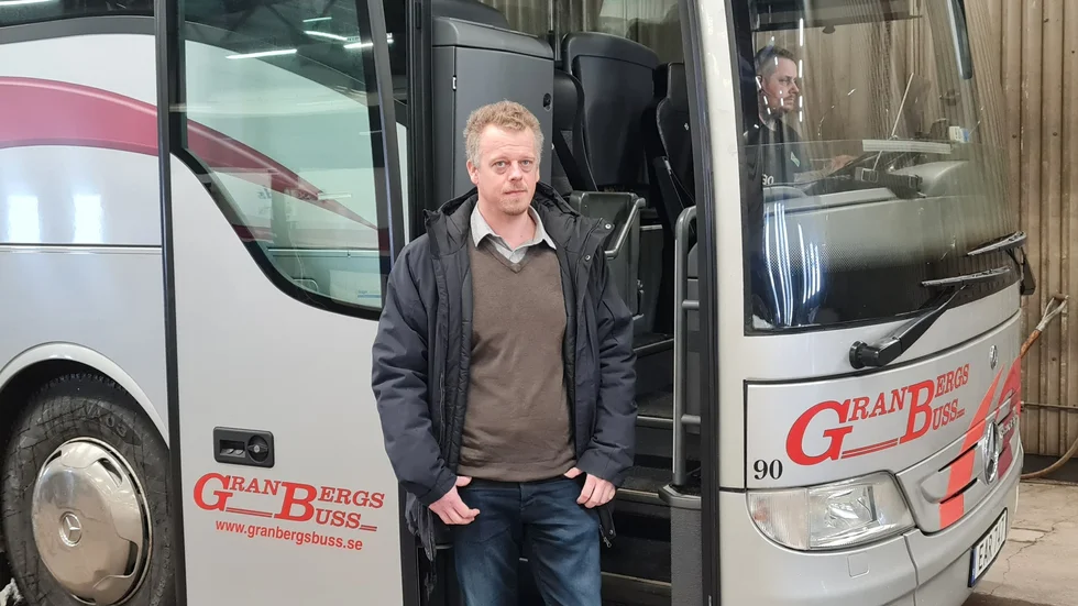Linus Granberg, vd för Granbergs buss, säger att Peter Rydfjäll meddelat att hans körkort inte är återkallat och att deras system aldrig flaggat för att det skulle vara några problem med behörigheterna. (Arkivbild)