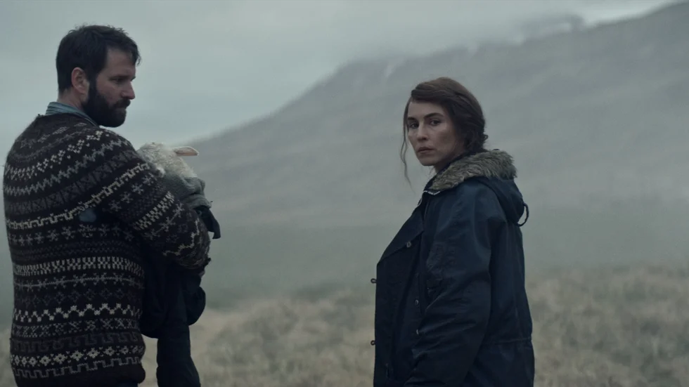 "Detta är glädje", förklarar fårbonden Ingvar (Hilmir Snær Gudnason) när han och hustrun Maria (Noomi Rapace) gör en lammunge till sitt eget barn. Men glädjen hotas snart av mystiska krafter. Pressbild.