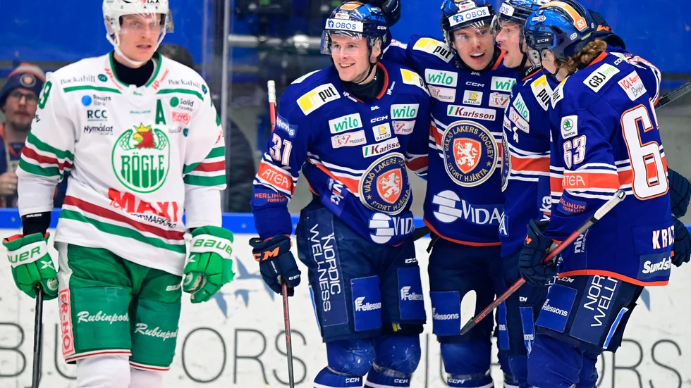 Växjös Olle Lycksell gratuleras till 3–0-målet under tisdagens SHL-match mot Rögle. Växjö vann med 4–1.