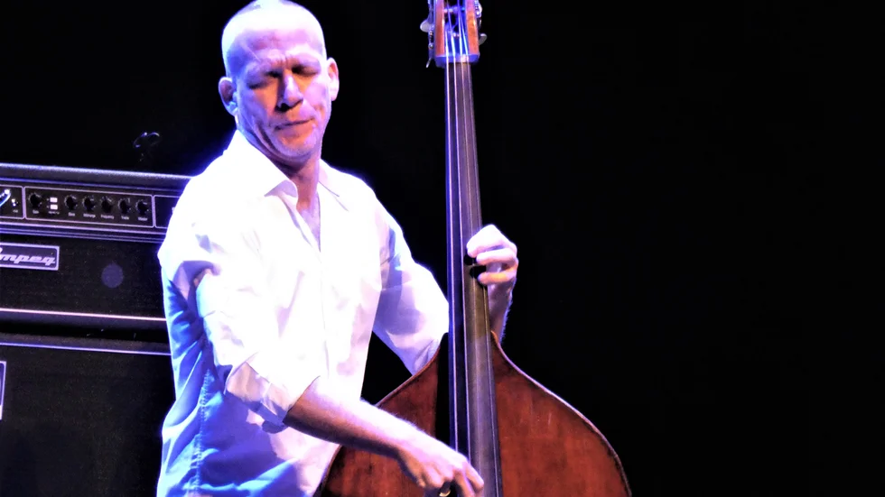 Avishai Cohen i en typisk pose.