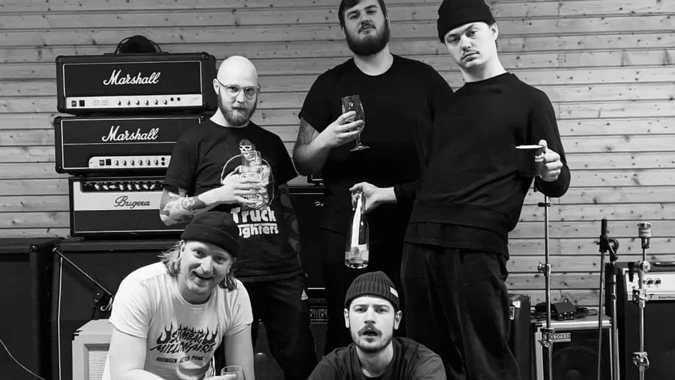 Punkbandet Tears of the Fatmans singel  vänder sig till Vladimir Putin. Men "också till alla andra testosteronstinna gubbar. Köp en ny tv, en vandrande pinne, eller vad som helst. Men låt andras hem vara ifred!"