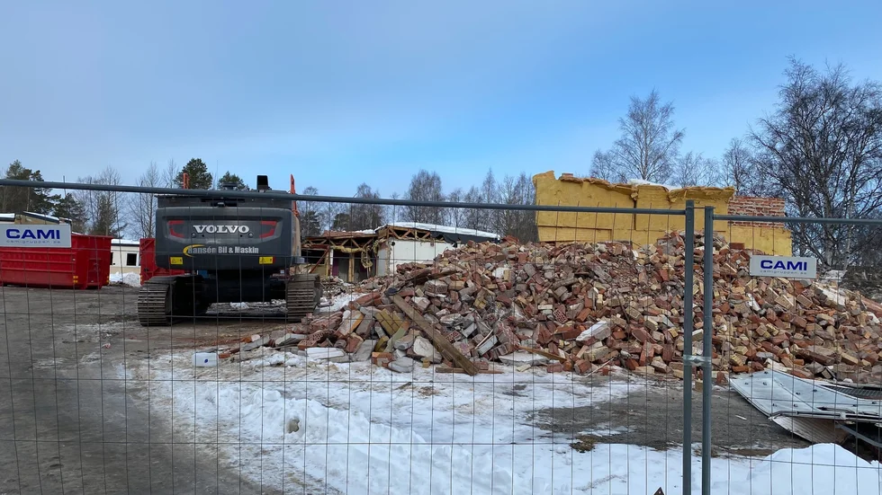 Rivningen av Munkebergsskolan pågår just nu. Under våren kommer markarbete genomföras och där skolan en gång stod kommer det anläggas en grönyta.