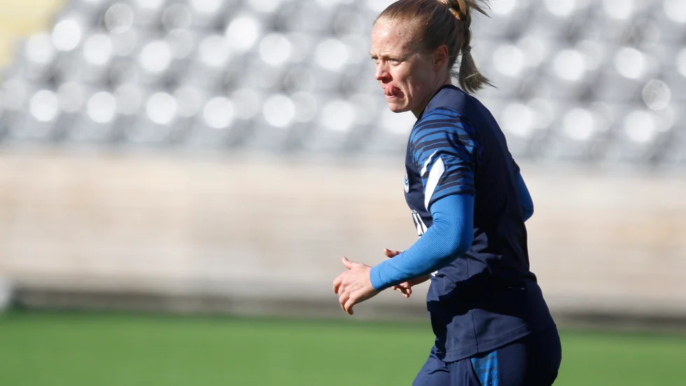 Med tungan rätt i mun. Under anfallarens tio matcher i United förra året blev det fyra mål och fem assist. I år hoppas Mia Jalkerud kunna bidra med fler poäng.