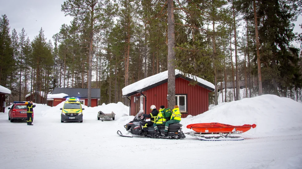 En skoter körde ner i Linabäckens vatten utanför Jokkmokk och en person avled i olyckan. Efter en dryg timmes letande bärgades kroppen.