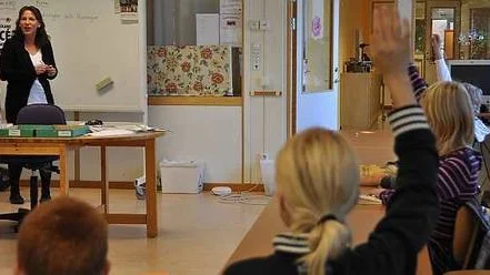 Viktoria Anstrell är lärare för en femteklass i Segerstaskolan i Knivsta. Hon tycker att det bästa med att jobba där är att barnen är positiva och engagerade och att de de har så roligt ihop i personalen.