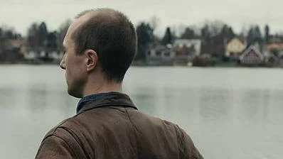 Olle Sarri spelar Krister, den nästan enda rollen i "Apan", som ett blödande magsår i läderjacka.
