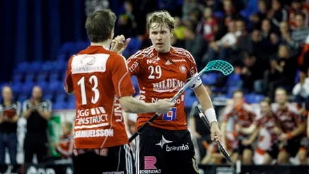 innebandy Storvreta - Balrog, fr v Storvreta nr 13 Mattias Samuelsson, nr 29 Mika Kohonen (målgörare) efter 3-4