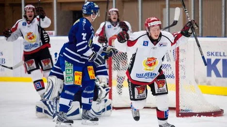 2010-01-31 Ishockey HockeyAllsvenskan IF Sundsvall Hockey - Almtuna IS: Almtunas Kim Karlsson (17) jublar efter sitt 1-4 mål.    (Foto: Andreas Jonsson Planck, Pic-Agency.com)