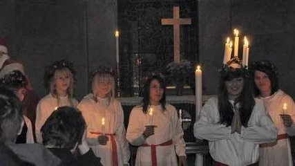 Forsmarks skolas luciatåg gick av stapeln i det gamla vallonbrukets kyrka.