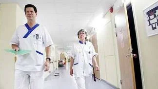 Onkologkliniken vid Akademiska sjukhuset är först i landet med att införa ett webbaserat uppföljningssystem där bröstcancerpatienterna själva kan rapportera in hur de mår under cellgiftsbehandlingen. Överläkaren Henrik Lindman och sjuksköterskan Elisabet Axelson tror att metoden kommer bli vanligare i framtiden.