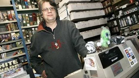 Dieter Gabriel på butiken Prisfyndet tycker att det varit svårt och tidskrävande att sätta sig in i vilken kassaapparat som varit mest lämplig för hans verksamhet.