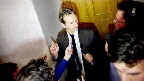 Wikileaks grundare Julian Assange möter journalister vid sitt Stockholmsbesök nyligen.