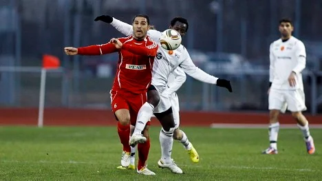 Valstas Serkan Cigel i kamp om bollen med en Syrianska Kerburan-spelare.