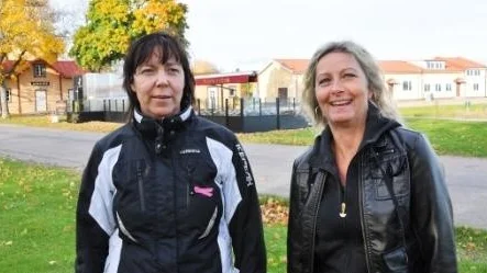 Ann Bergström och Cattis Johansson vid Sjötorget i Östhammar