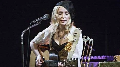 Lisa Ekdahl var trolsk likt en älva under sin premiärspelning på Katalin i Uppsala.