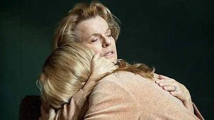 Det slår gnistor om Maria Bonnevies Eva och Marie Göranzon som Charlotte under deras nattliga envig.