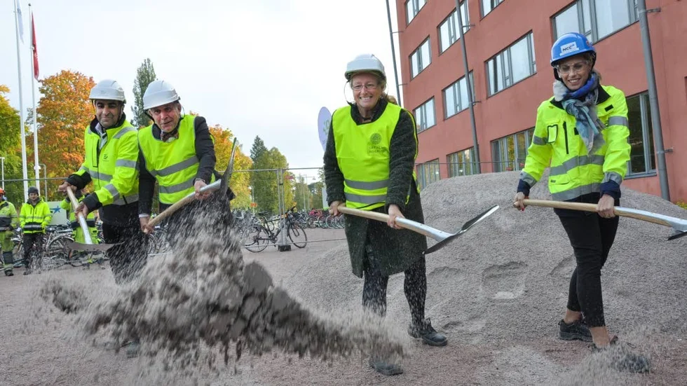 Hayar Gohary, projektdirektör Akademiska Hus, Johan Tysk, vicerektor på Uppsala universitet, Eva Åkesson, universitetsrektor och Charlotte Thelm, vice Sverigechef på NCC, tar det första spadtaget för utbyggnaden av Ångström.