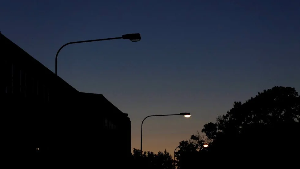 Arkivbild. Det blev beckmörkt längst Lägerhyddsvägen i Ulleråker under måndagskvällen.