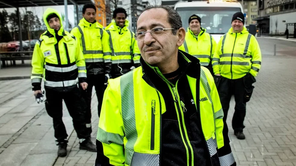 Gottsunda var förut ett av Uppsalas skräpigaste områden. Men sedan i våras håller åtta stadsvärdar stadsdelen ren. ”Det är många som kommer fram och är tacksamma. Flera har också sagt att de känner sig tryggare när vi är här och håller ordning” säger Youssef Aleili som är handledare för stadsvärdarna i Gottsunda.