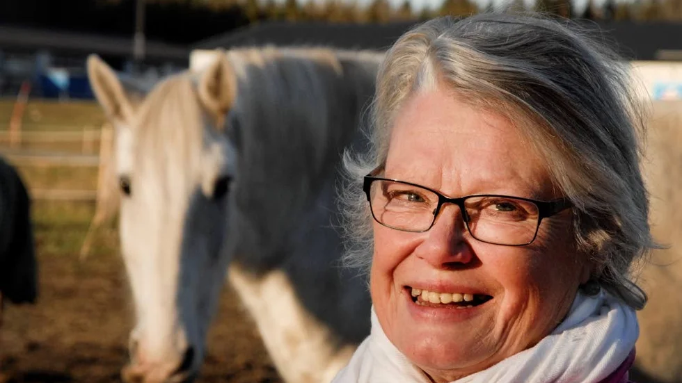 Sonja Sjöberg bor på Björnbo gård, en 4 H-gård vimlar det av djur. Främst hästar av alla de storlekar, allt från bjässar typ arméns pukhästar till små ponnies