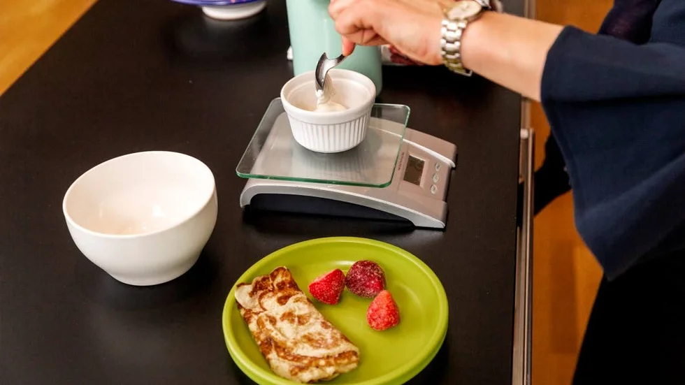 En ketogen diet, bestående av mycket fett, lite kolhydrater och protein, kan göra barn med epilepsi anfallsfria. Att följa ketogen diet tar tid och kräver noggrannhet av föräldrarna. Här fixar Sofia Olsson ketopannkaka till femårige sonen Isak.