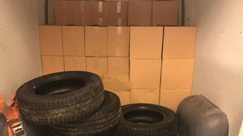 I kartongerna i lastutrymmet fanns 1 200 spritflaskor. Enligt polisen rör det sig om smuggelgods.