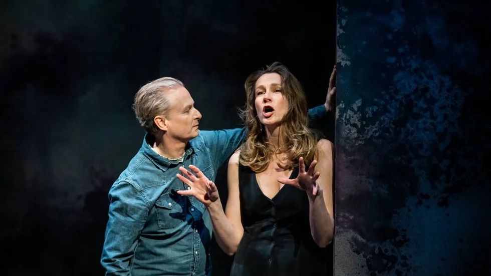 En blöt krogkväll får sin final i en våldtäkt. Sven Ahlström och Elisabet Carlsson spelar sina roller väl i "Män kan inte våldtas" på Södra teatern i Stockholm.