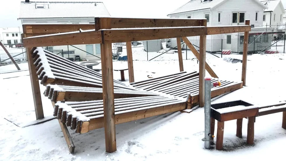 Ett tak på en lekplats på förskolan Molnet i Uppsala län har rasat in. Inget barn kom till skada och Uppsala kommun berättar nu att man undersöker felet.