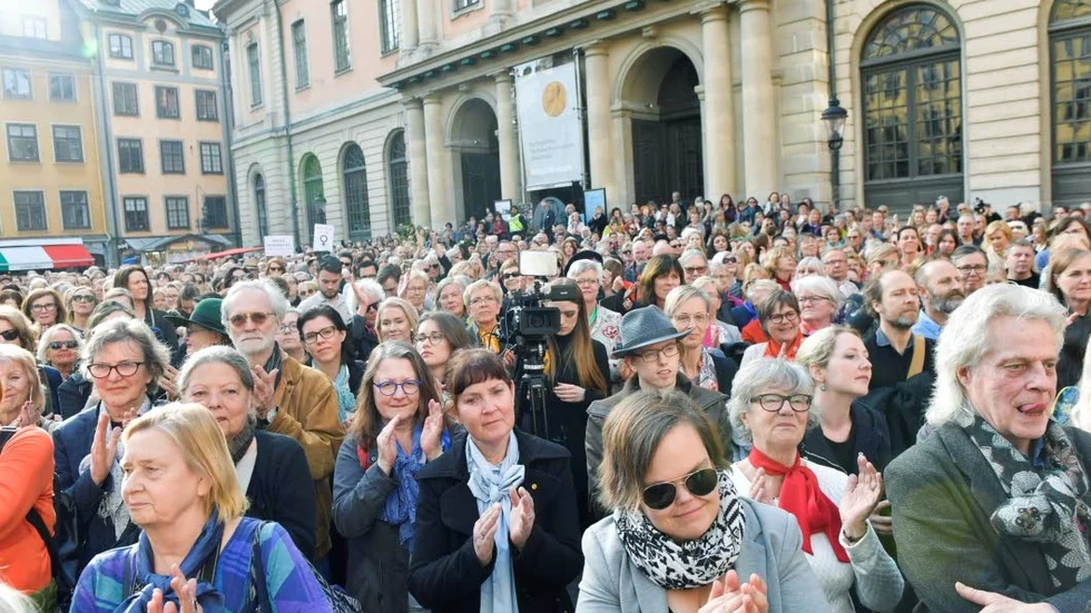 Trots att knytblusuppror är ett nytt och flitigt använt ord under 2018 finns det inte med på nyordslistan. Anledningen är att det är så starkt knutet till en aktuell händelse att det inte anses ge något bestående avtryck i svenska språket.