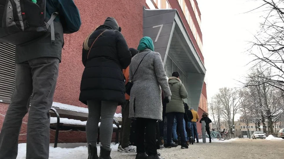 Lång kö utanför Skatteverket på onsdagen.