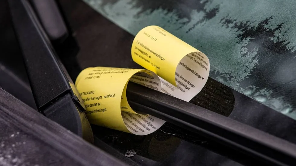 En parkeringsanmärkning ledde till en biljakt som slutade på polisstationen.