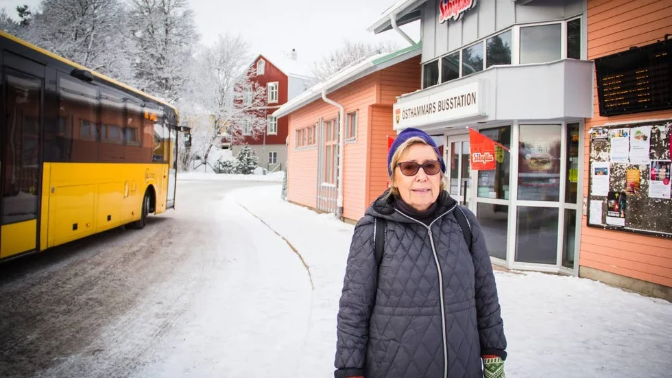 Östhammarsbon Kerstin Medin är av alla arga bussresenärer som tipsat tidningen om att det inte längre går att fylla på sitt busskort i Östhammar.