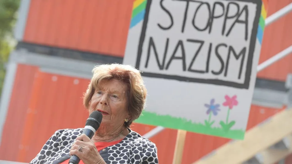 Livia Fränkel vid en manifestation mot nazism och rasism på Raoul Wallenbergs torg i september.