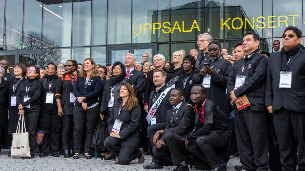 Deltagarna i den pågående generalförsamlingen för ACT-alliansen och representanter för Kyrkornas Världsråd ställde sig utanför UKK, klädda i svart, för att manifestera mot mäns våld mot kvinnor.