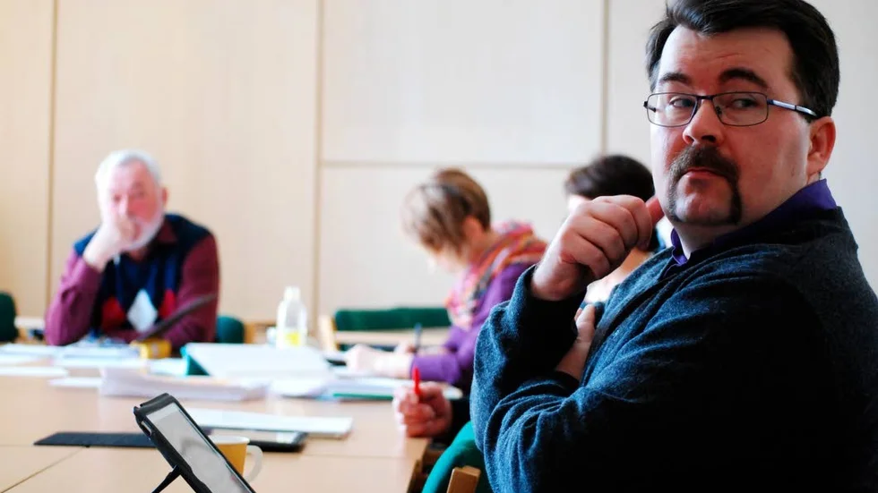 Det förs en mängd samtal mellan olika politiska partier hur Tierp ska styras i framtiden. Inget vill dock prata med Sverigedemokraterna och Joakim Larsson.