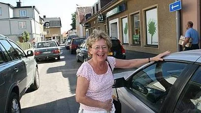 Kersti Ahlbom från Uppsala på väg in i bilen på Rådhusgatan, där det på torsdagen blev både enkelriktat och tillåtet att parkera.