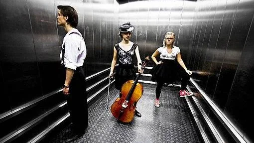 Gustav Jörtsö, Magdalena Wellhagen och Sofia Rubertsson ingår i popgruppen Kärleksfabriken, som tillsammans med rockbandet Mad Artwork försvarar de uppländska färgerna i årets upplaga av Musik Direkts riksfestival.