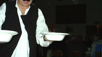 Drängen, Lars Henningsson, serverar Rysk Röbetssoppa till gästerna.